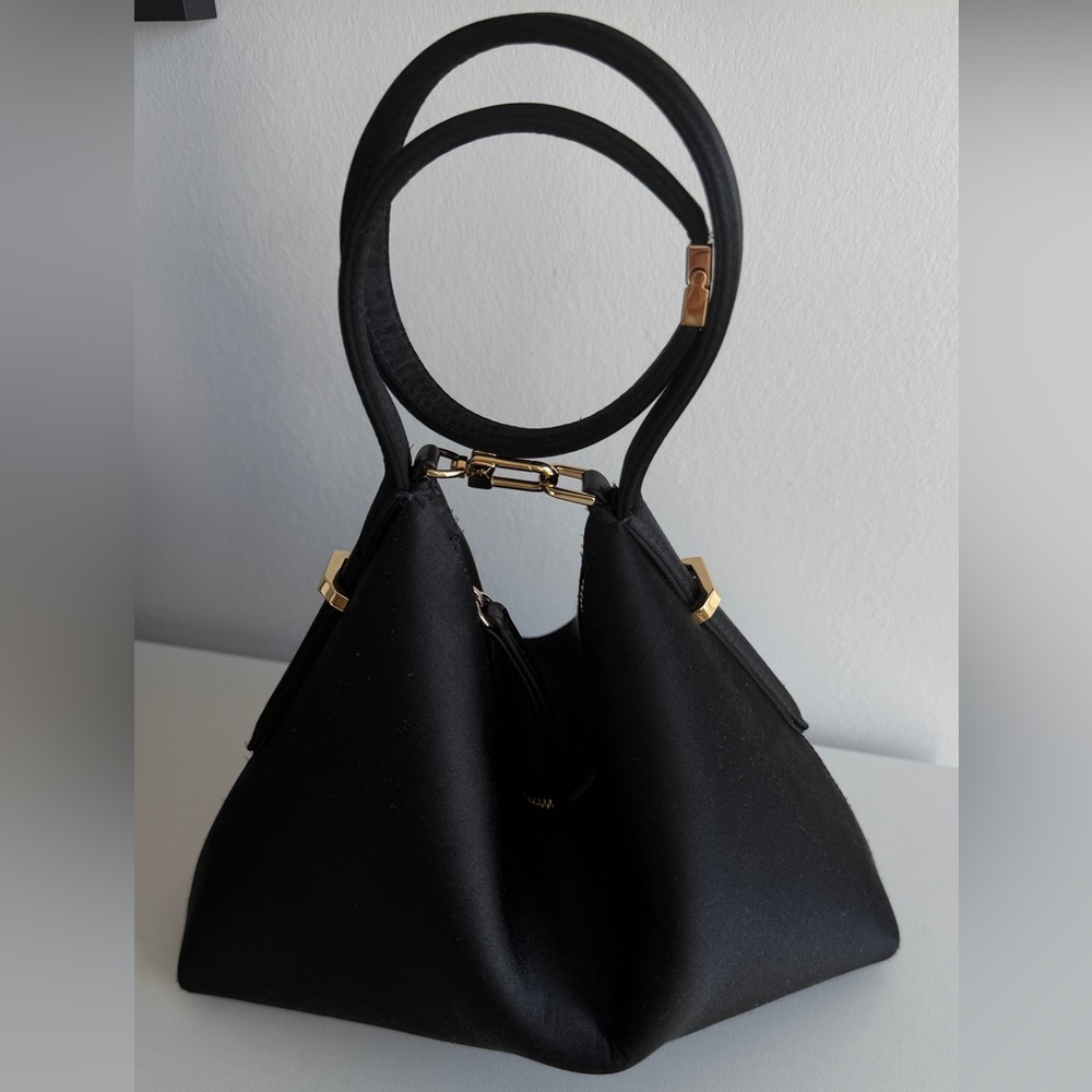 Toteme Bevel satin wristlet black